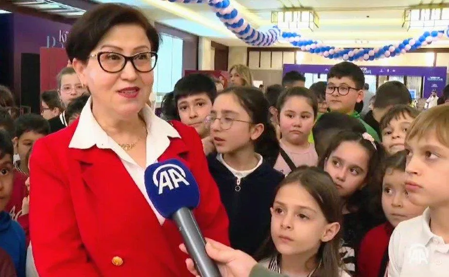 Melek Kener öğrencileriyle birlikte Anadolu Ajansı röportajı